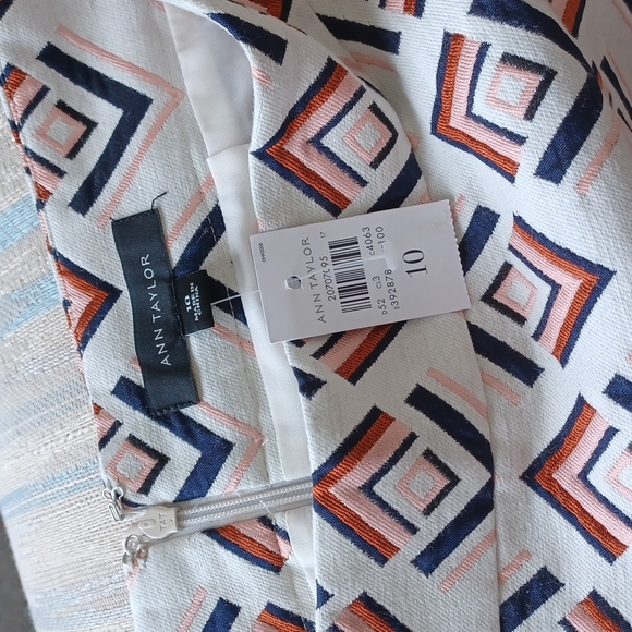 Ann Taylor white geometric skirt size 10 - Picture 3 of 3